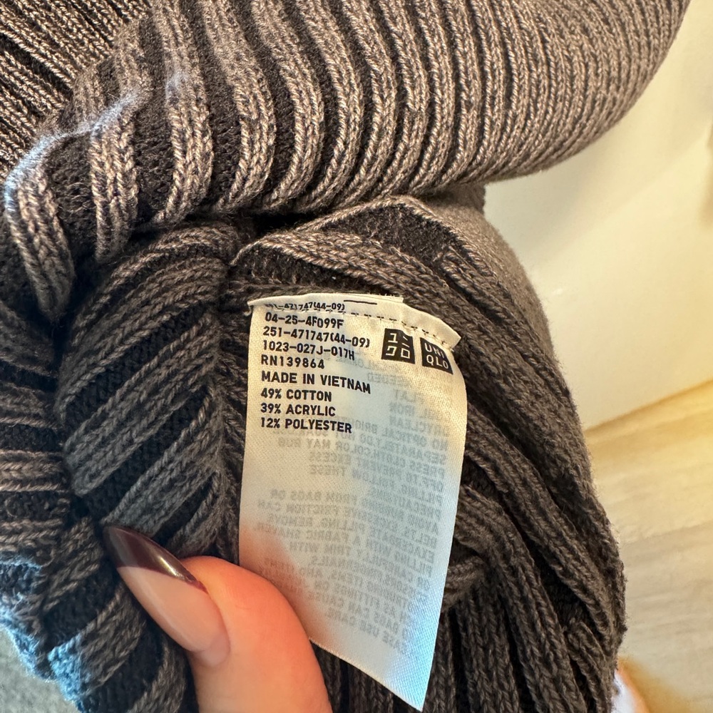 JW ANDERSON UNIQLO Gray Ribbed Knit Sweater - Picture 4 of 4
